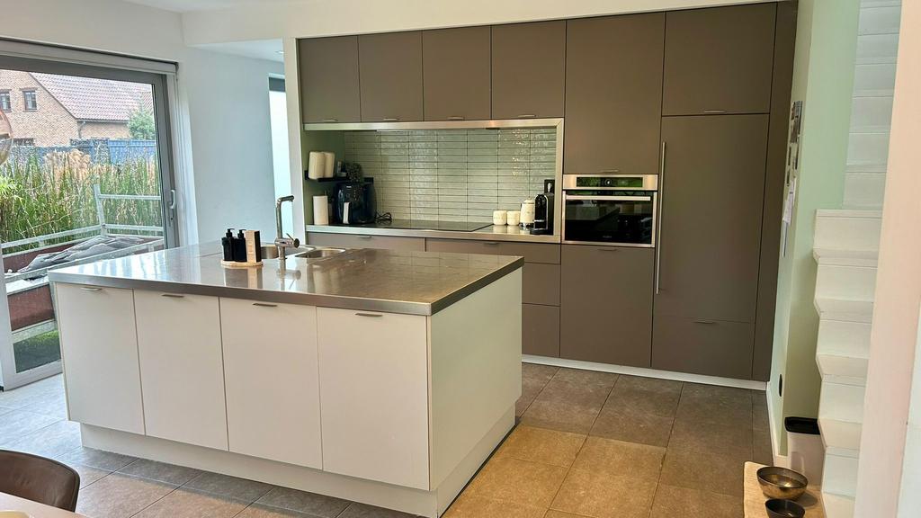 Mooie moderne inox keuken met eiland mag snel weg voor €1200, Maison & Meubles, Cuisine | Cuisines complètes, Comme neuf, Avec îlot