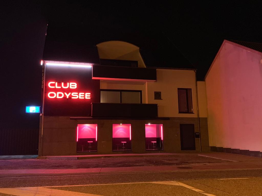 Recherche hôtesse/serveuse pour bar à champagne