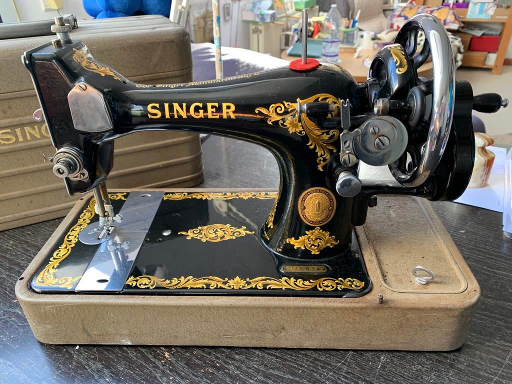 Oude antieke decoratieve naaimachine, Enlèvement