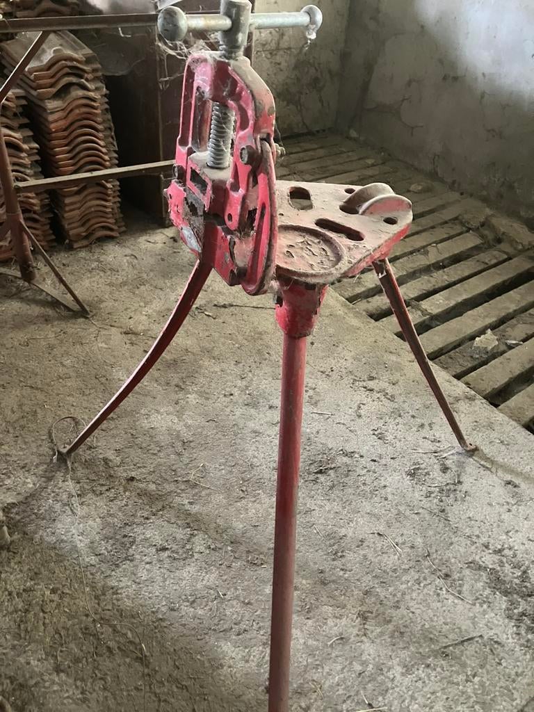 Filiere / draadtrekker op voet met verschillende koppen, Enlèvement, Utilisé