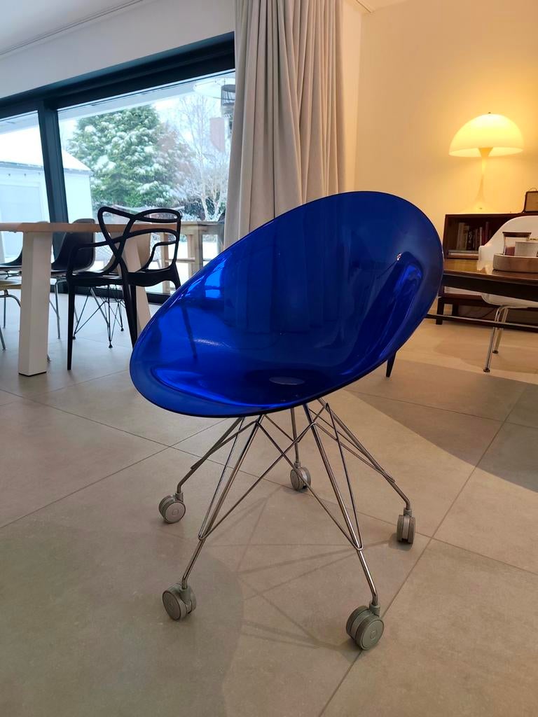 Chaise Eros de P. Starck pour Kartell, Enlèvement