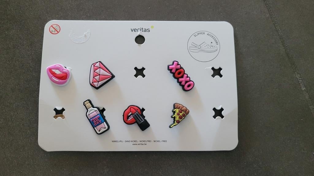 Crocs charms bedels veritas, Kleding | Dames, Schoenen, Ophalen, Zo goed als nieuw