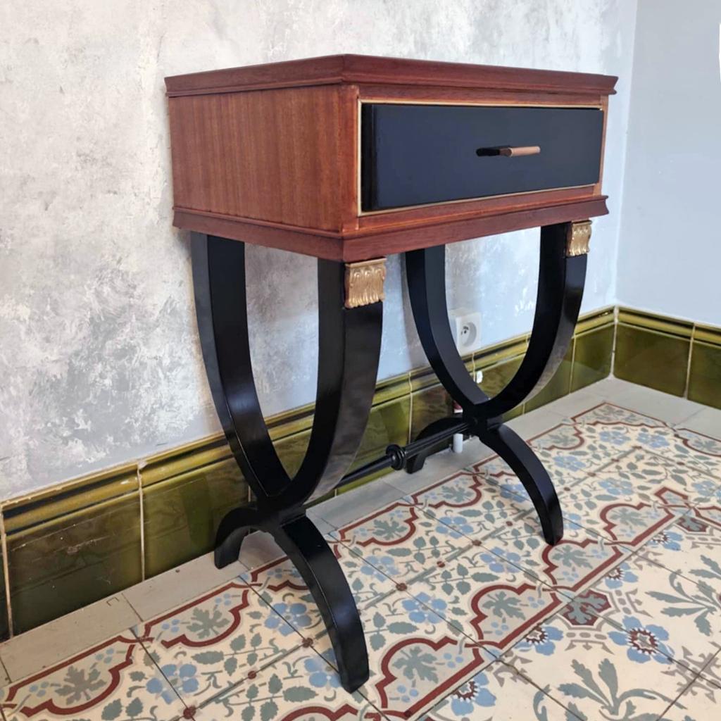 Table de chevet Empire en acajou – bronze & vernis au tampon, Enlèvement ou Envoi, Comme neuf, Moins de 45 cm, 55 à 70 cm