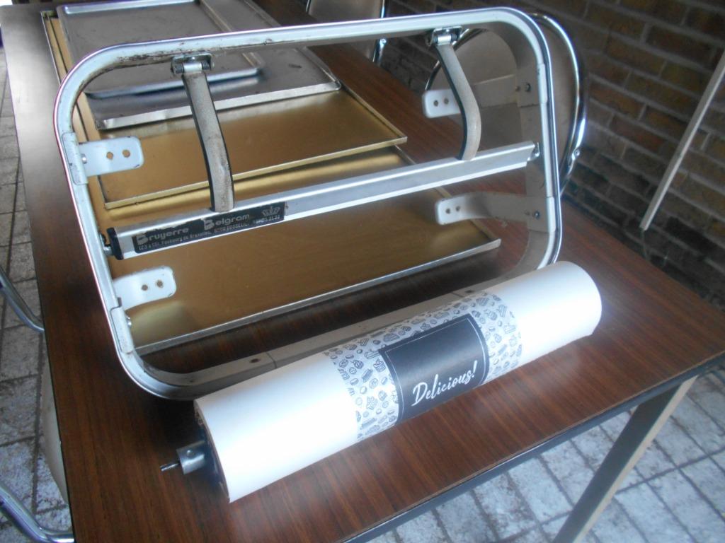 DEROULEUR PAPIER CADEAU à fixer au mur, Enlèvement, Utilisé