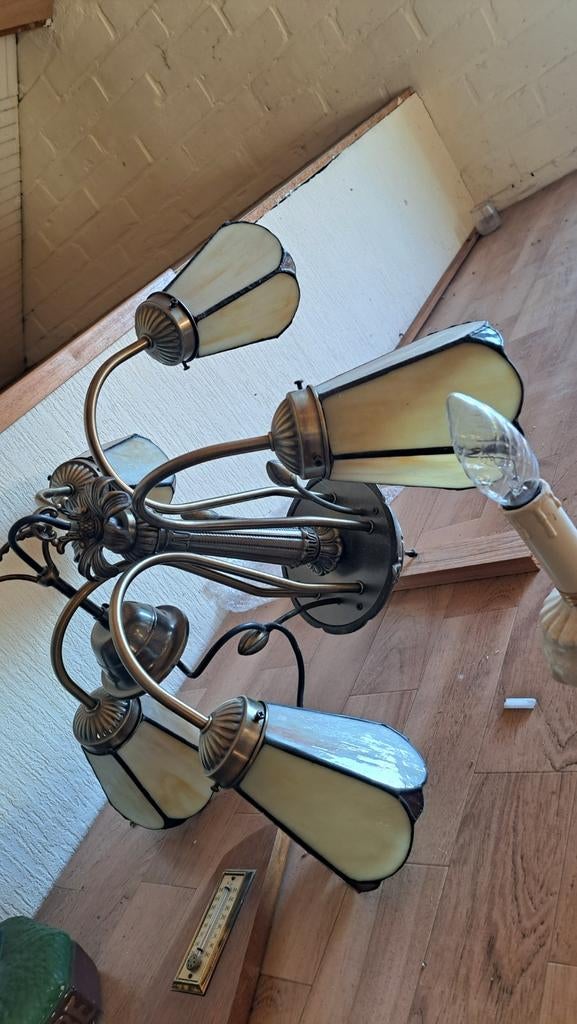 Oude luchter met glazen kapjes, Ophalen