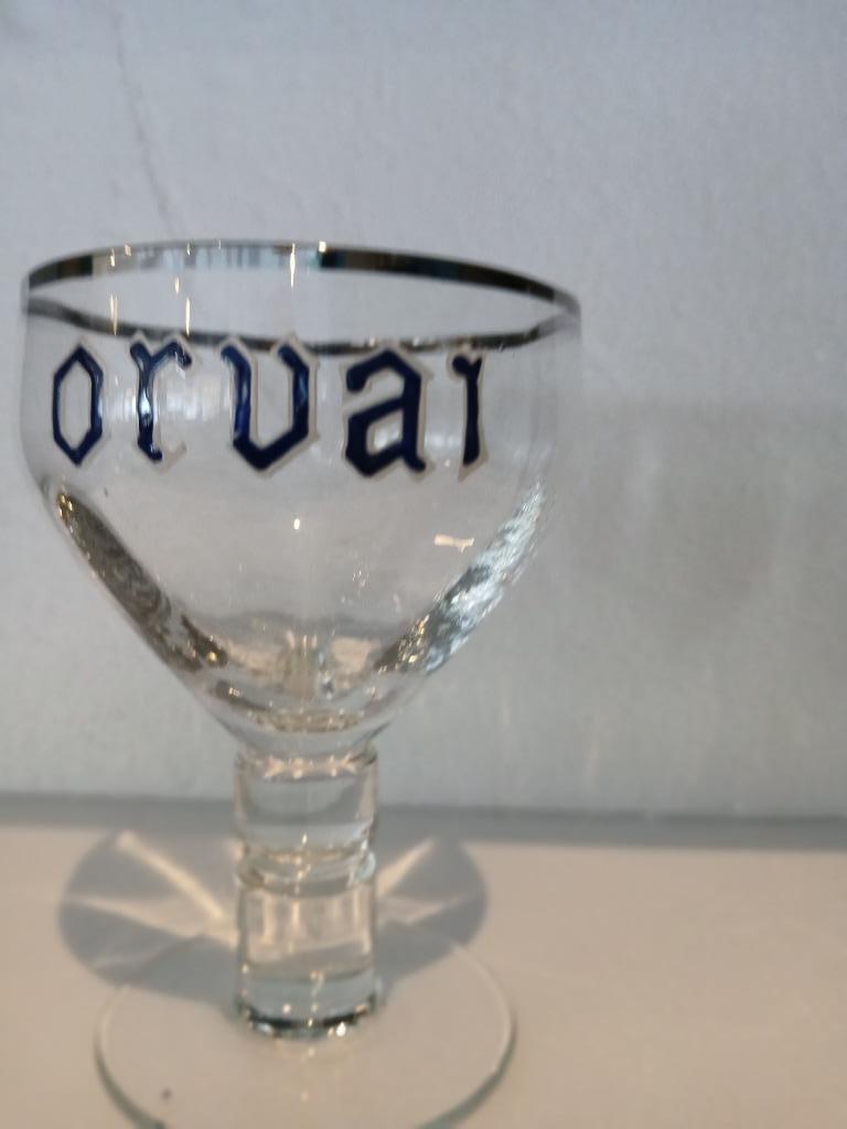 Oud geëmailleerd ORVAL-glas op standaard (type Orvai), Verzamelen, Biermerken, Zo goed als nieuw, Glas of Glazen, Overige merken