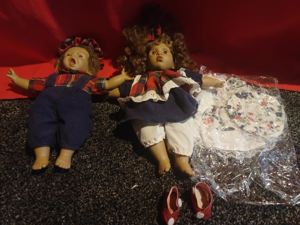 Poupées avec chaussures et nouvelle robe avec chapeau, Collections, Statues & Figurines, Enlèvement