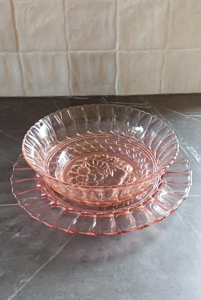 Art deco rosaline glas schaal met onderbord merkteken BELGE, Antiek en Kunst, Antiek | Glaswerk en Kristal, Ophalen of Verzenden