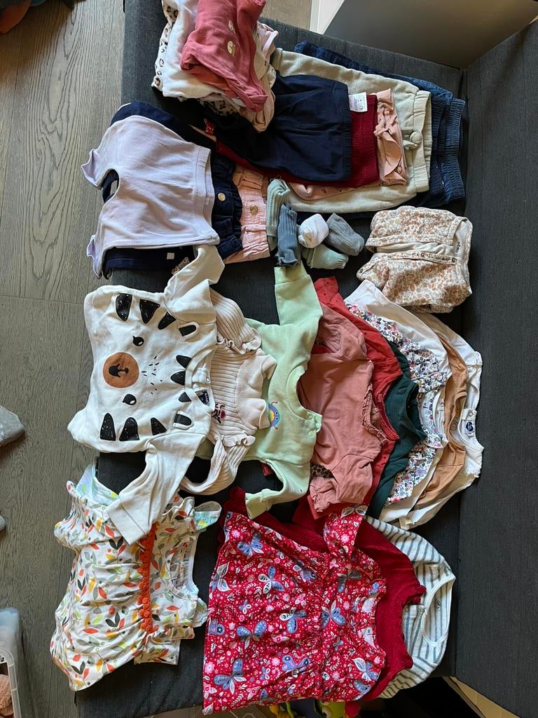 Lot de vetement bébé fillea 6 mois, Enfants & Bébés, Enlèvement, Comme neuf