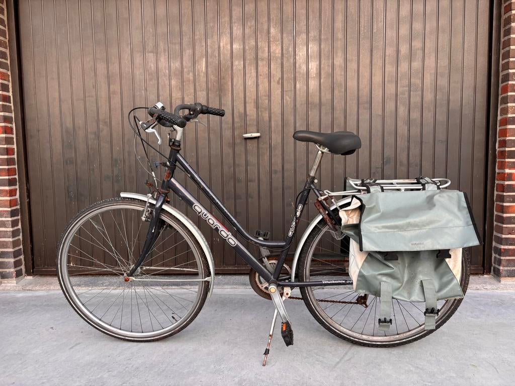 Damesfiets Quardo met fietszakken, Fietsen en Brommers, Ophalen, Zo goed als nieuw