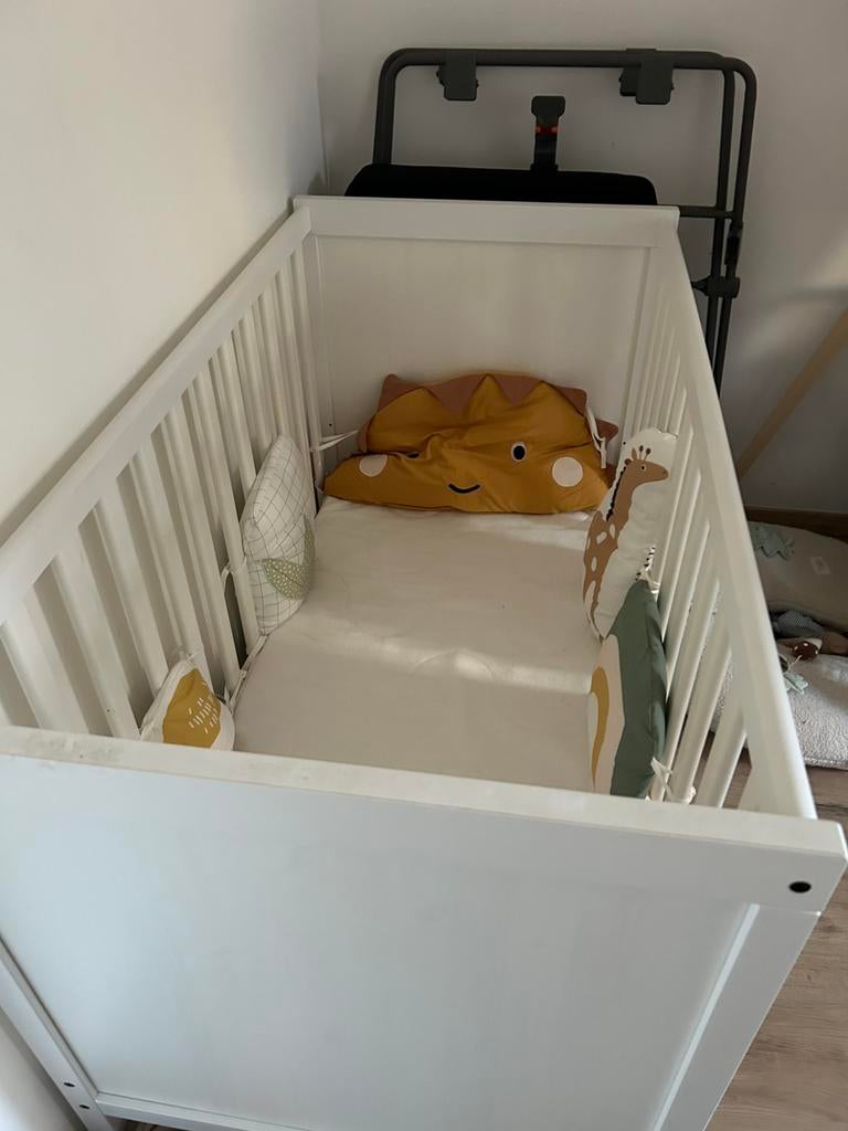 Lit bébé + matelas, Enlèvement, Comme neuf