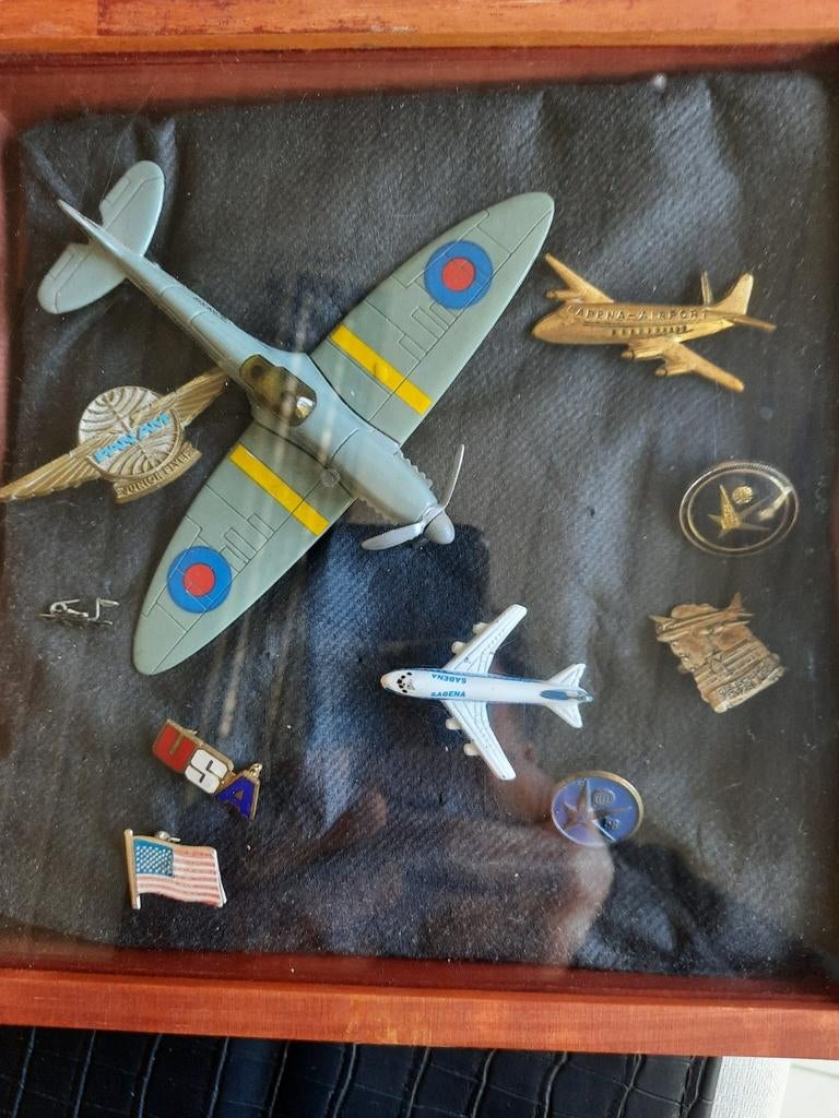 Doos vliegtuig en pins, Ophalen, Zo goed als nieuw, Vliegtuig