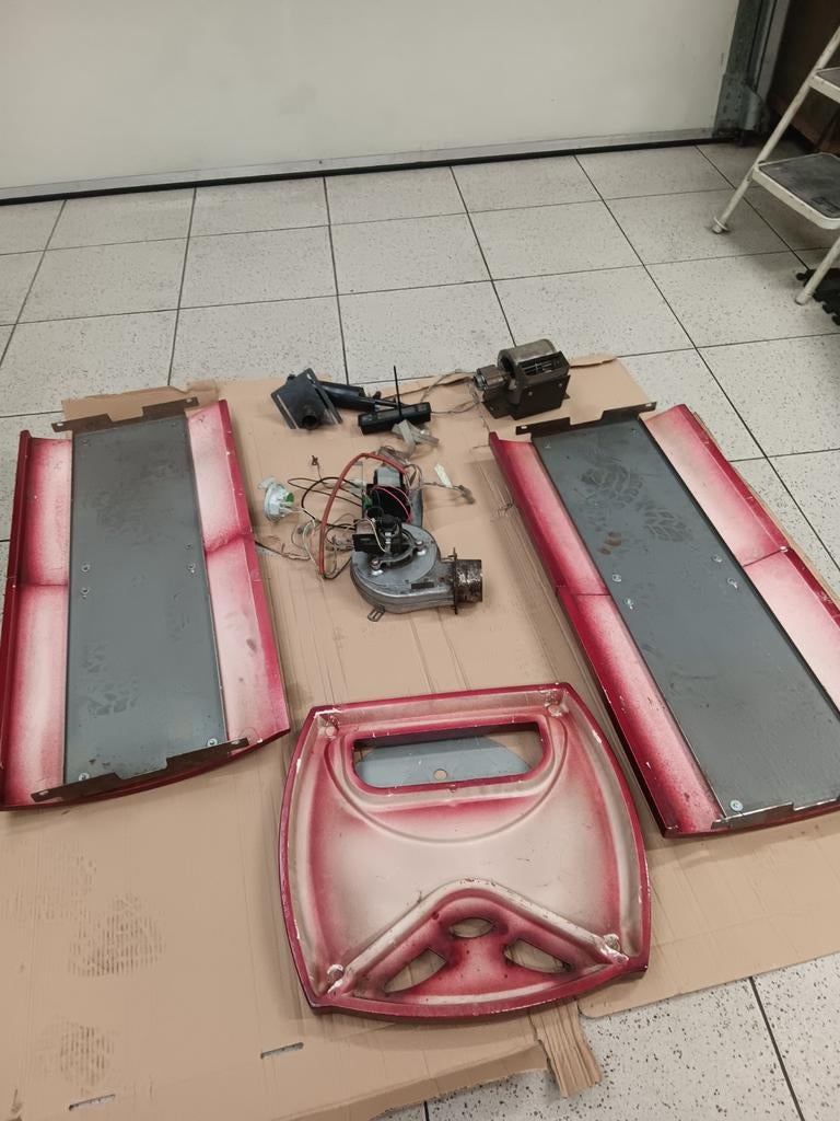 Bordeaux rood zijwanden merk castellana pelletkachel, Ophalen, Pelletkachel