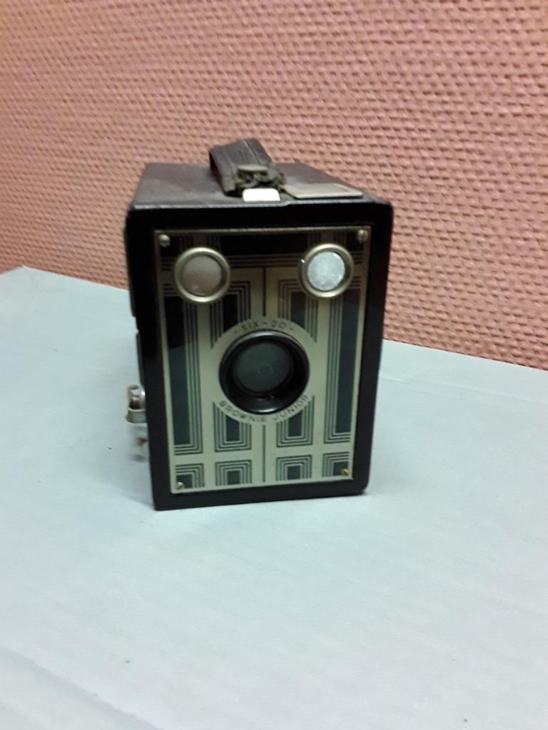Appareil photo Brownie Flash (2 pièces), Antiquités & Art, Curiosités & Brocante, Enlèvement ou Envoi