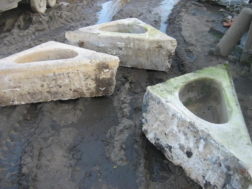 twee mooie oude franse hardstenen hoek paarden voederbakken, Enlèvement