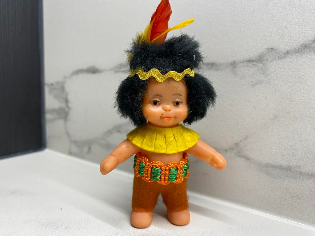 Vintage poppetje indiaan jongen uit de jaren ‘60, Verzamelen, Poppen, Ophalen of Verzenden, Zo goed als nieuw, Pop