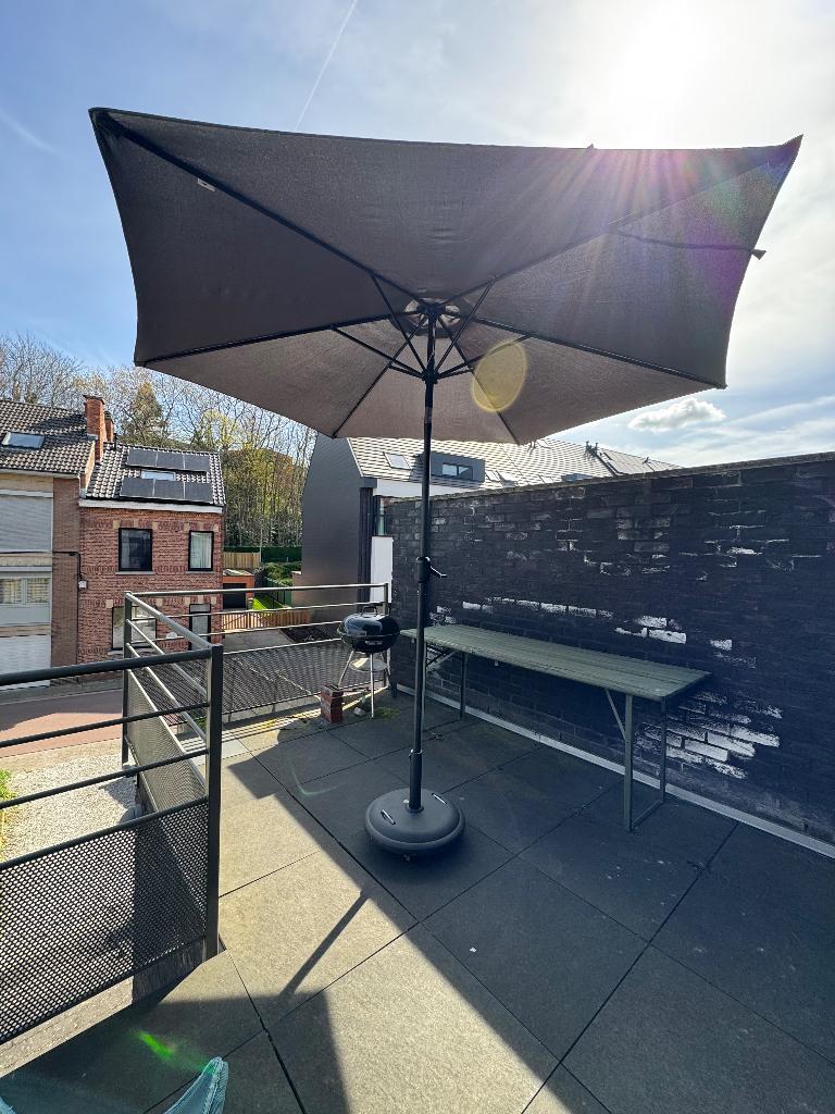 Parapluie en bâton avec base de parasol sur roulettes, Jardin & Terrasse, Parasols, Enlèvement, Étanche, Parasol sur pied, Utilisé