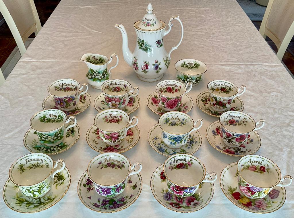 Royal Albert   Flowers Of The Month   complet, Antiek en Kunst, Antiek | Servies compleet, Ophalen