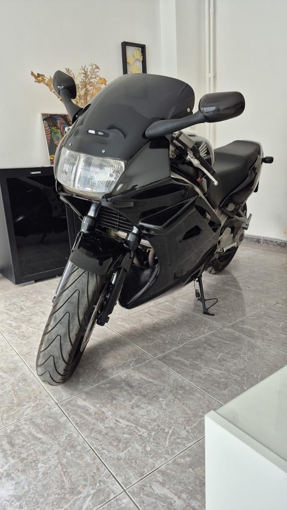 Belle Honda VFR750 Oldtimer noire, 750 cm³, Occasion, 4 cylindres, Sport