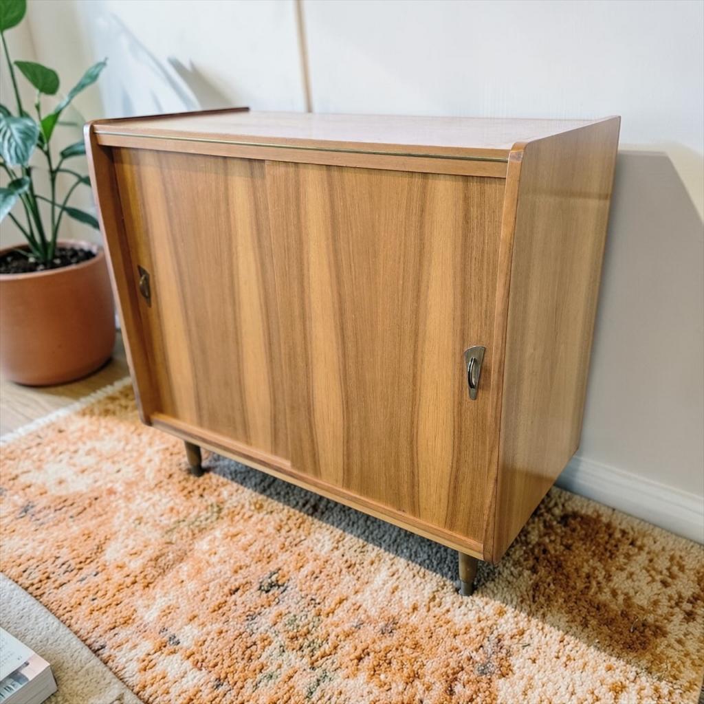 Vintage houten kastje met schuifdeuren, Ophalen, Gebruikt