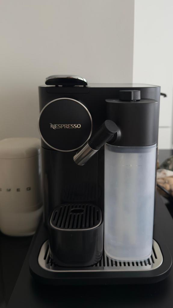 Luxe Nespresso Gran Lattissima – Zo goed als nieuw!, Elektronische apparatuur, Koffiezetapparaten, Ophalen, Zo goed als nieuw