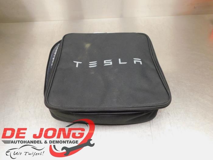 Câble de recharge électrique d'un Tesla Model 3, Autos : Pièces & Accessoires, Électronique & Câbles, Autres marques automobiles