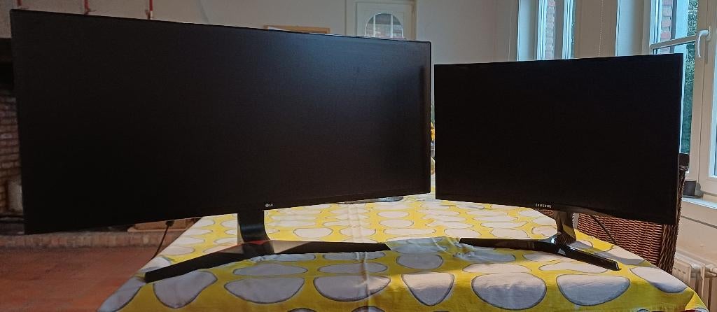 Pc écran LG 34UM69G-B rouge, noir & Samsung c24f396fhu Curve, HD, VA, Comme neuf, Enlèvement