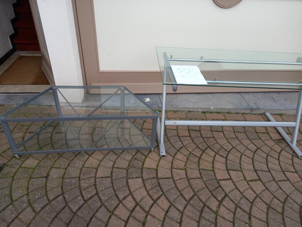 Bureau en tafeltje samen 50 euro, Ophalen