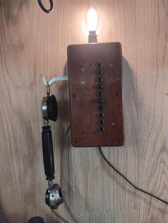 Antieke houten wandtelefoon omgebouwd tot wandlamp, Ophalen of Verzenden