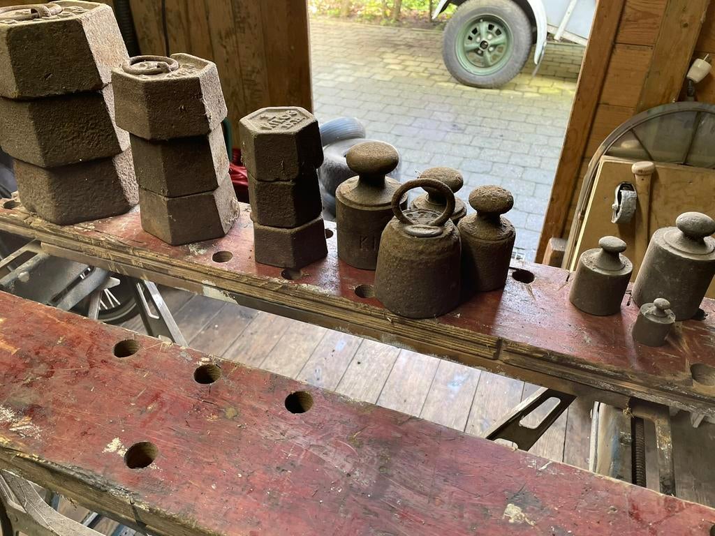 Oude gewichten van bascule, Ophalen