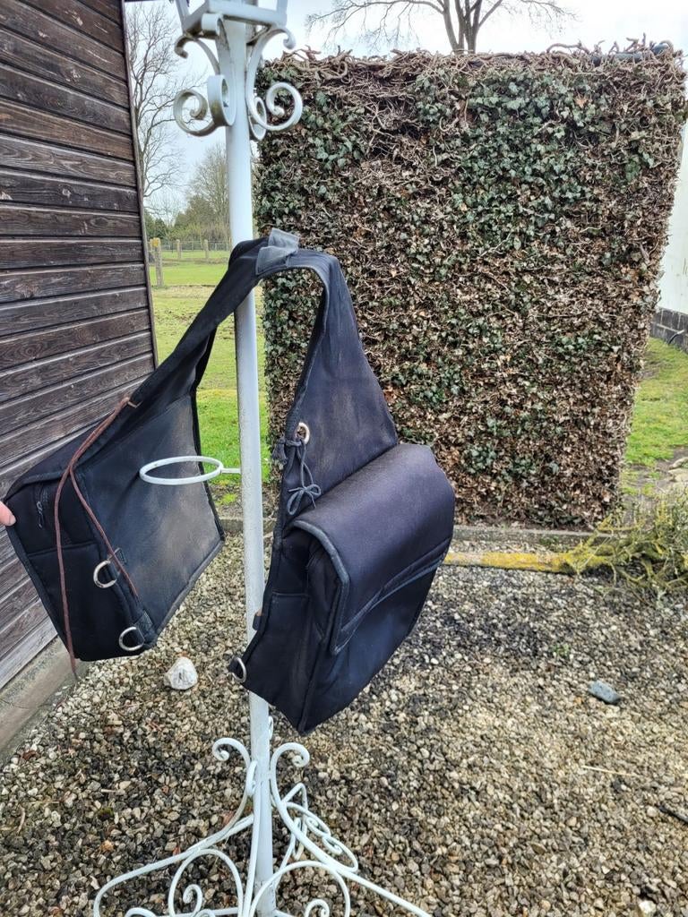 Zadeltassen voor op paard., Ophalen
