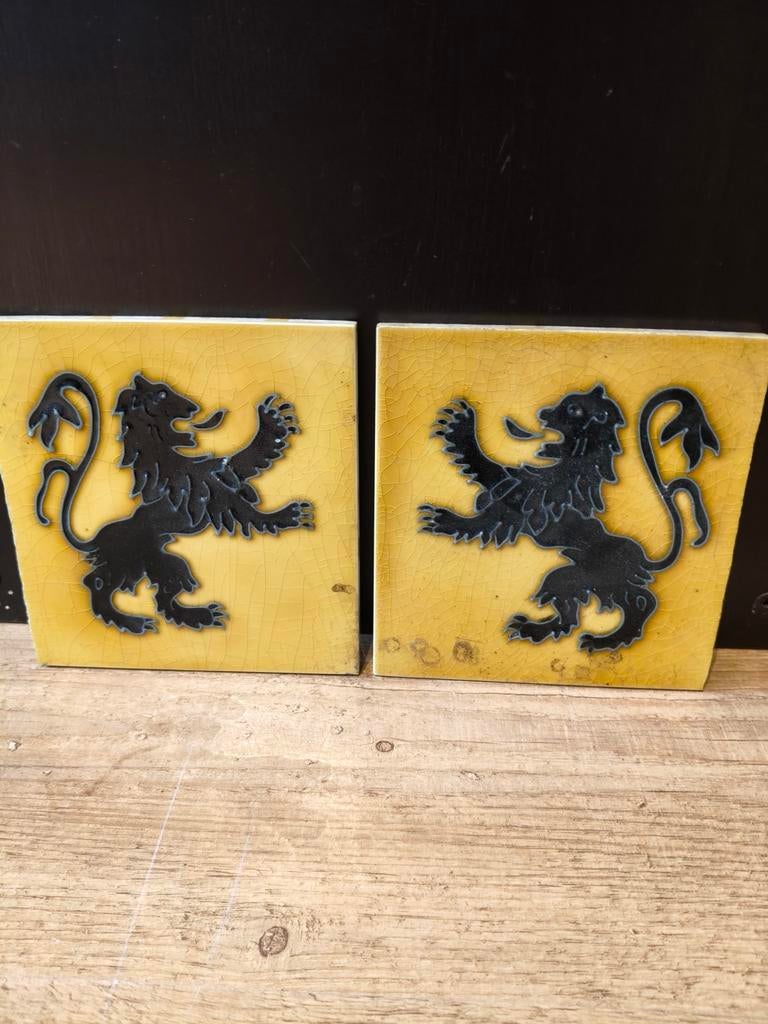 2 Vlaamse leeuwen uit een Brugs herenhuis., Ophalen