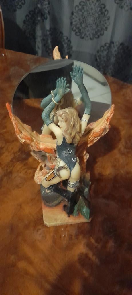 Belle Figurine sexy femme pose sugestive sur Miroir heroic, Enlèvement