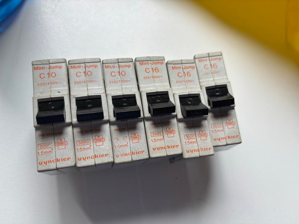 Penzekeringen (3 x 10 A en 3 x 16 A), Ophalen of Verzenden, Zo goed als nieuw