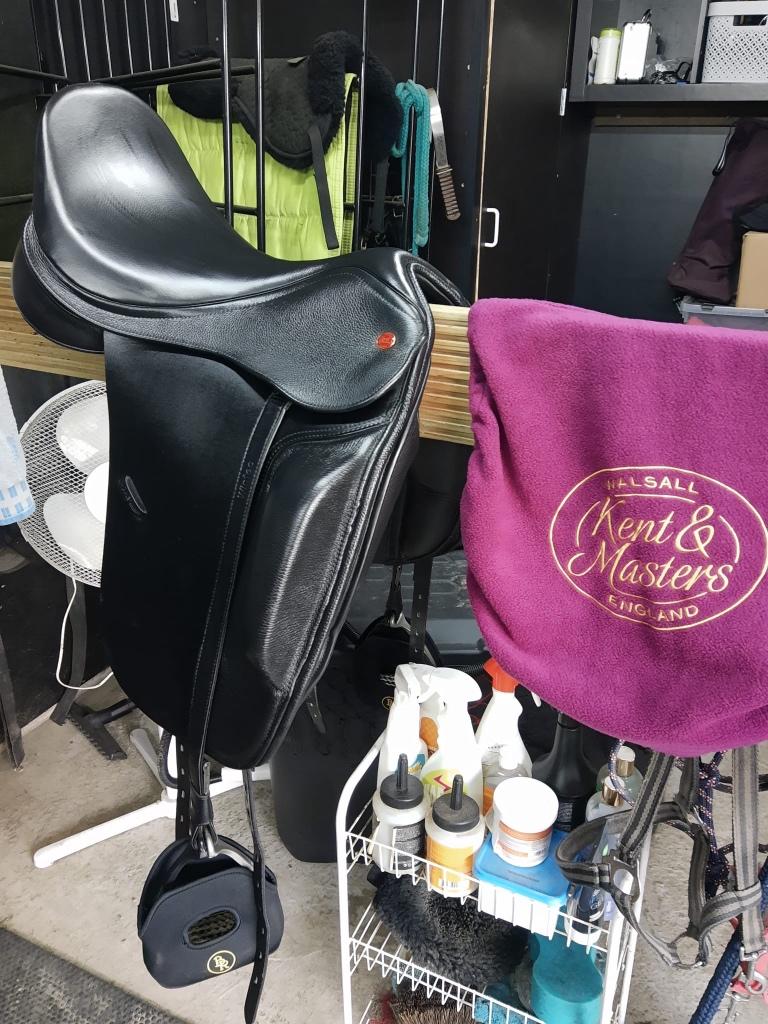 Dressuur zadel met stijgbeugels en Singel, Dieren en Toebehoren, Paarden en Pony's | Zadels, Ophalen, Zo goed als nieuw, Dressuur