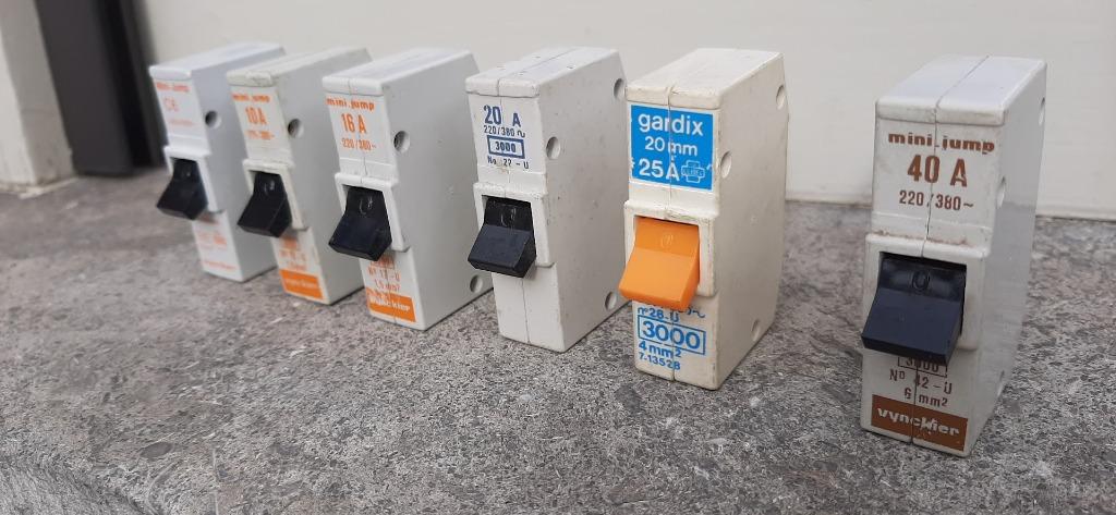 Disjoncteurs, fusibles, fusibles ou minijump, distributeurs, Bricolage & Construction, Électricité & Câbles, Enlèvement, Comme neuf
