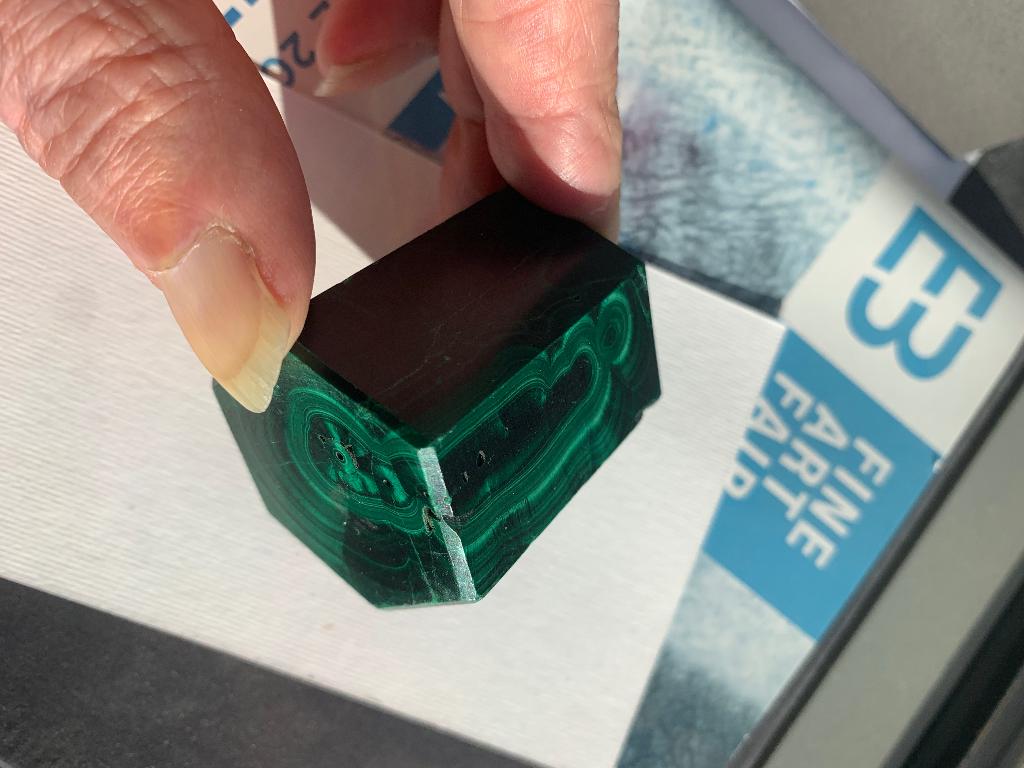 Sokkel malachiet zeskantig en breed gepolijst facet DR Congo, Antiquités & Art, Enlèvement ou Envoi