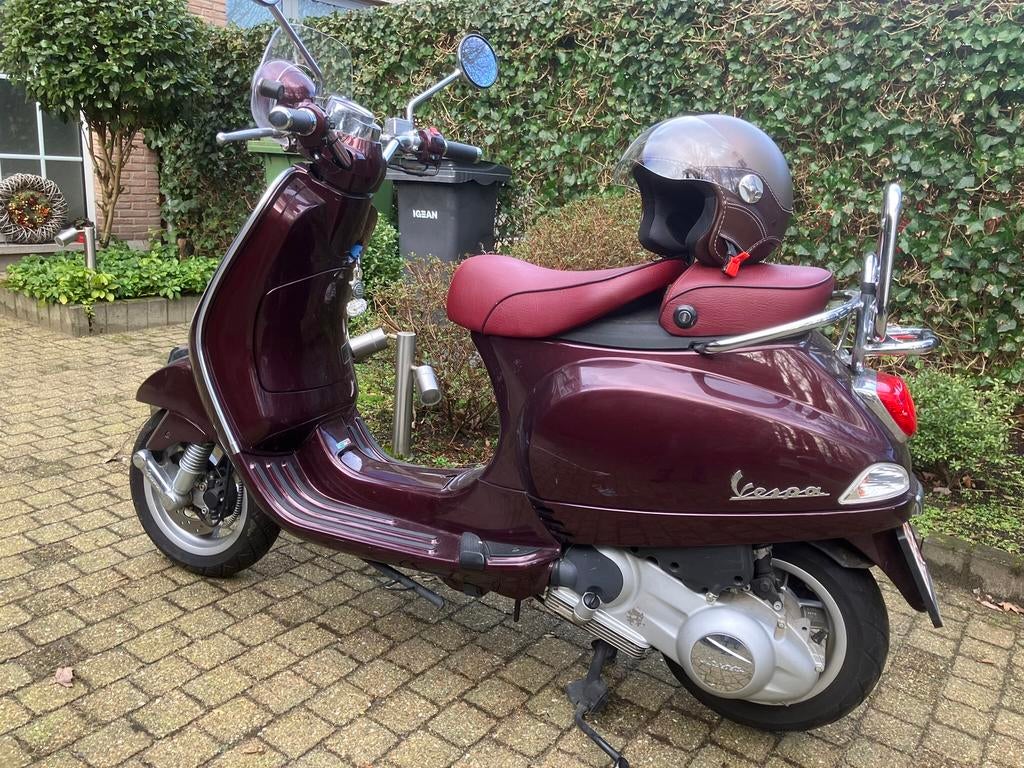 Vespa LXV125 met slechts 1867 km op de teller, Fietsen en Brommers, Ophalen, 125 cc, Zo goed als nieuw, Vespa LXV