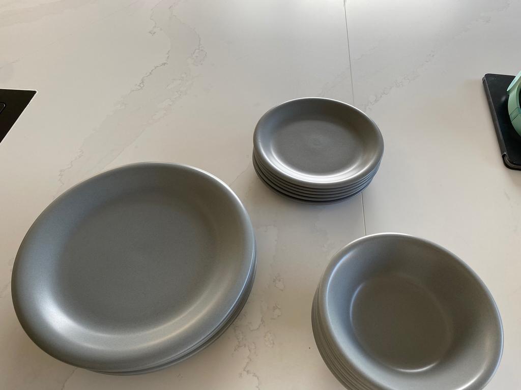Serviesset grijs, Huis en Inrichting, Ophalen of Verzenden, Zo goed als nieuw, Bord(en)