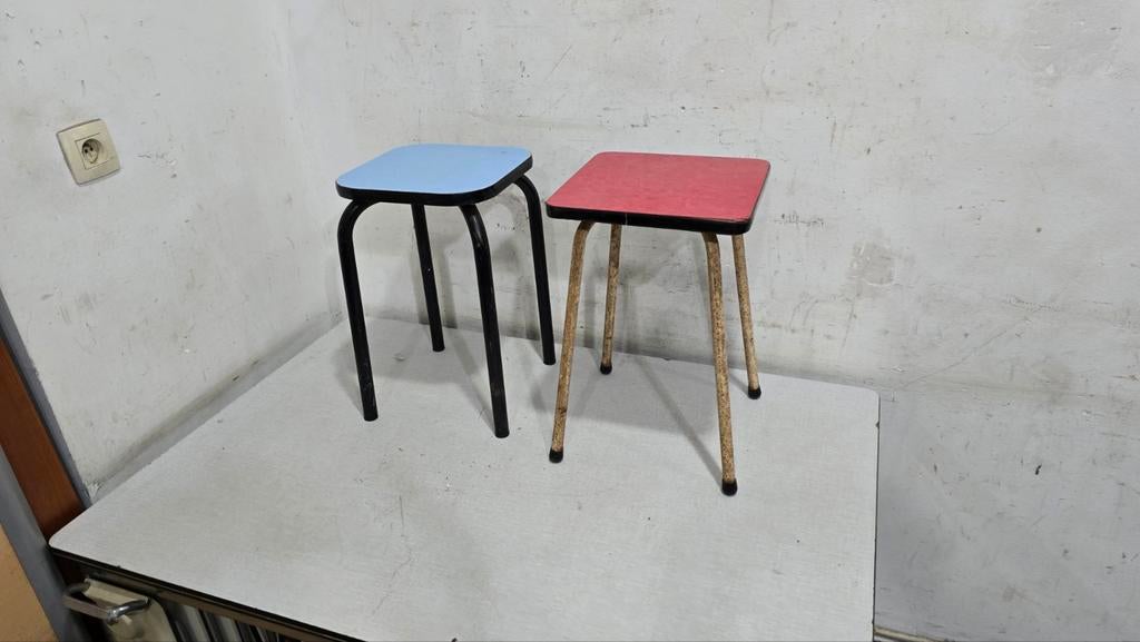 twee oude Formica krukken uit de jaren 60 en 70 in blauw en