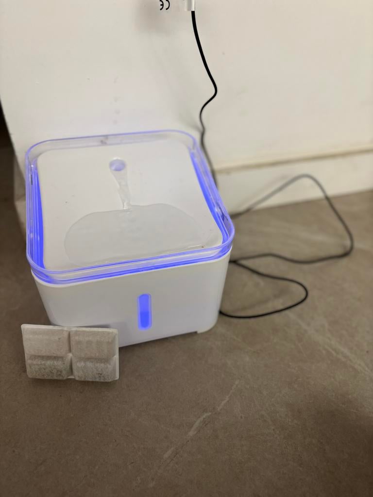 Drink fontijn voor katten., Ophalen, Zo goed als nieuw