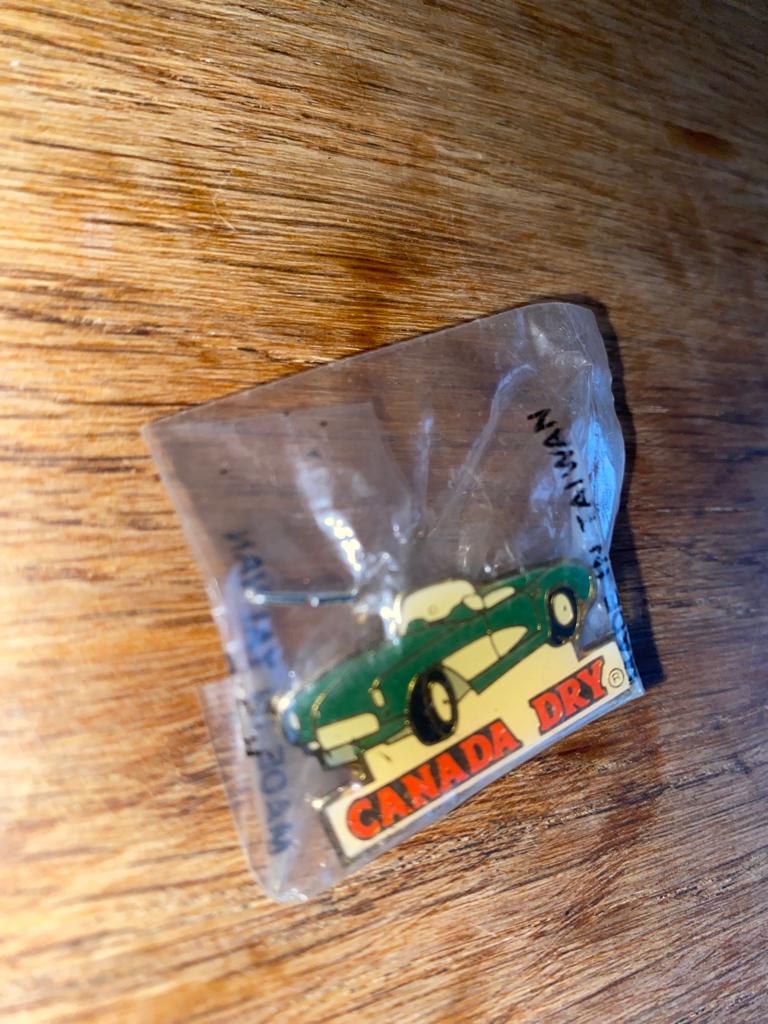 Pin’s Canada Dry Chevrolet Corvette 50's neuf emballé, Collections, Envoi, Neuf, Autres types