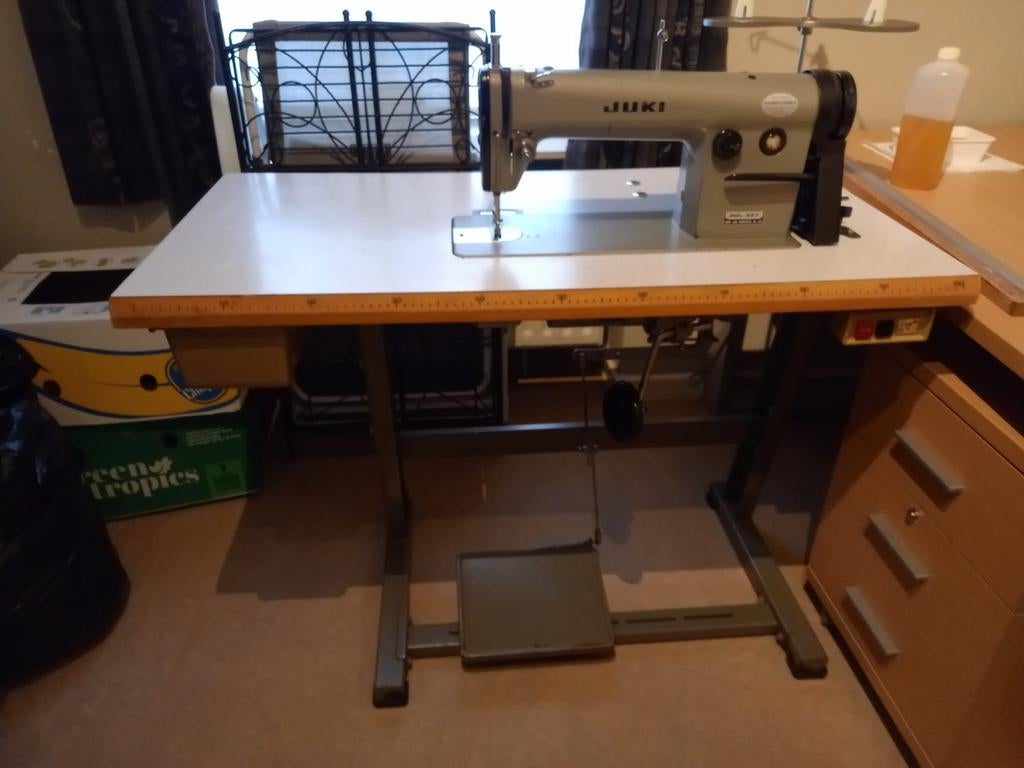 Indistrueel naaimachiene van Juke, Ophalen