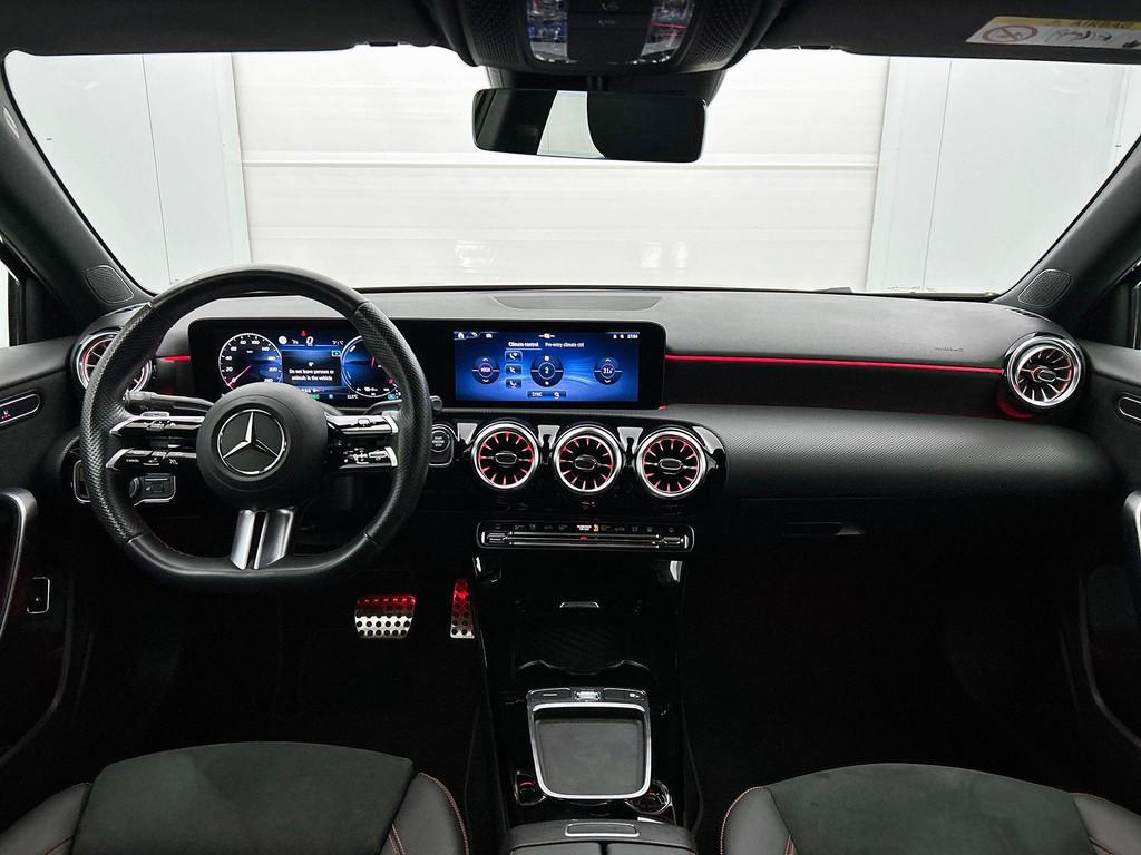 Mercedes-Benz A-klasse 250 e Berline AMG Line | Verwarmde Ze, Auto's, 4 deurs, Gebruikt, 16 kWh, Zwart