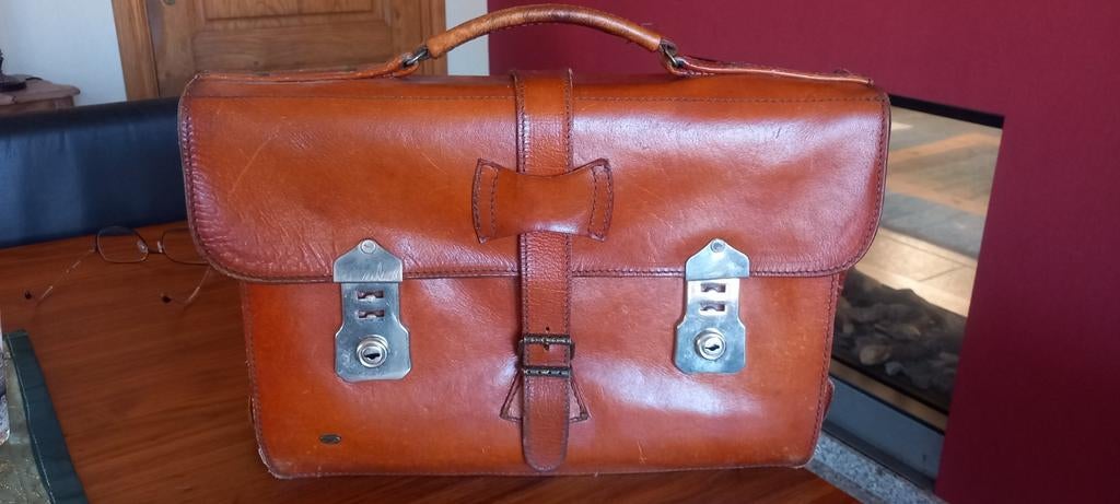 Lederen boekentas, Ophalen, Bruin