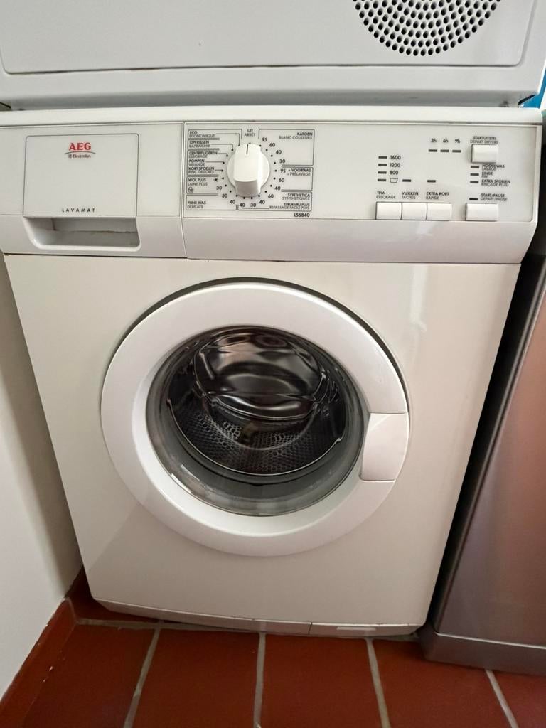 Machine à laver AEG, Electroménager, Lave-linge, 1200 à 1600 tours, Programme lavage à la main, Comme neuf, Chargeur frontal