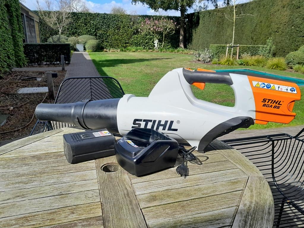 Stihl  bladblazer BGA 85 met accu en lader, Tuin en Terras, Bladblazers, Ophalen, Accu, Ruggedragen