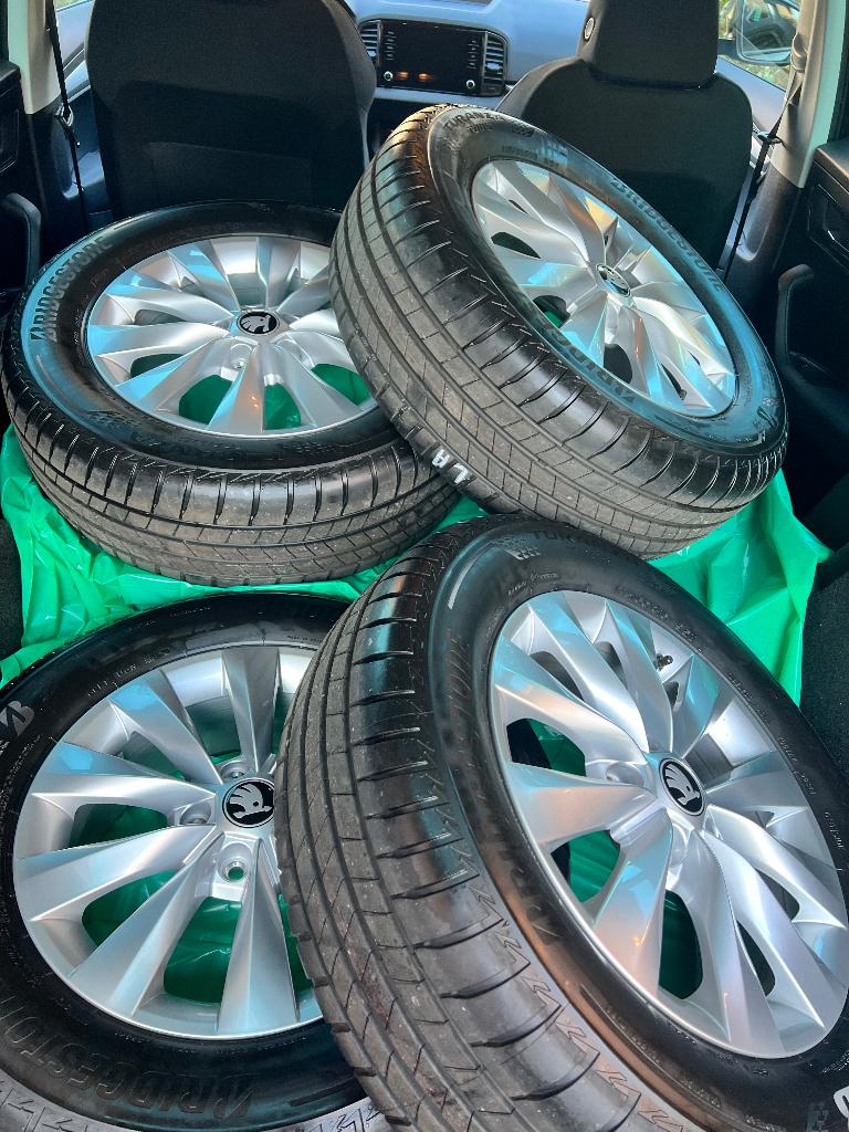 Pneus et jantes Skoda, Autos : Pièces & Accessoires, Pneus & Jantes, Neuf, 215 mm, 16 pouces, Véhicule de tourisme