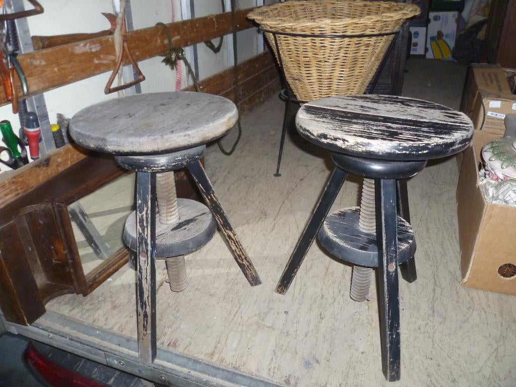 2 OUDE VERSTELBARE  HOUTEN KRUKKEN, Ophalen