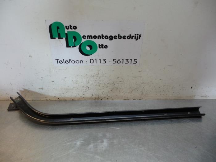 Rail porte coulissante droite d'un Peugeot Partner (Partner, -, Utilisé, -, Peugeot